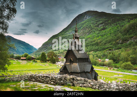 Borgund, Norwegen. Wahrzeichen Stavkirke eine alte hölzerne dreischiffige Hallenkirche Stabkirche im Sommer Tag. Antike alte Holz- Gottesdienst in der norwegischen Landschaft L Stockfoto