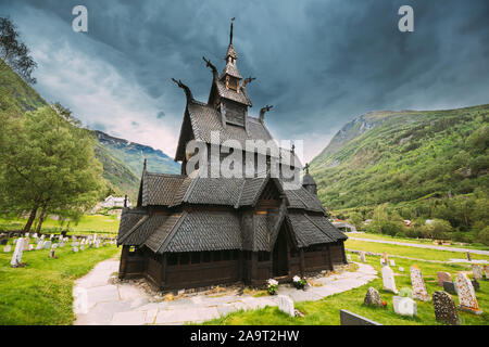 Borgund, Norwegen. Wahrzeichen Stavkirke eine alte hölzerne dreischiffige Hallenkirche Stabkirche im Sommer Tag. Antike alte Holz- Gottesdienst in der norwegischen Landschaft L Stockfoto