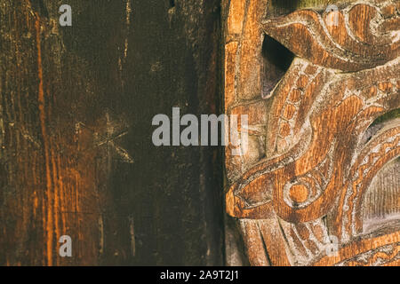 Borgund, Norwegen. Holz geschnitzt Details des berühmten norwegischen Stavkirke Sehenswürdigkeit. Antike Alte hölzerne dreischiffige Hallenkirche Stabkirche. Schließen Ansicht, Details. Stockfoto