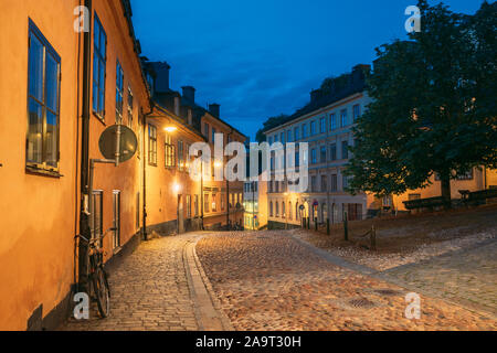 Stockholm, Schweden. Nacht Blick auf traditionelle Stockholmer Straße. Wohngebiet, gemütliche Straße in der Innenstadt. Bezirk Mullvaden zuerst in Södermalm. Stockfoto