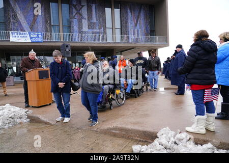 Viele Veteranen alle über Wisconsin, Veterans Day Parade kommen - Ehre unsere Militärische Zeremonie Service bei Milwaukee County War Memorial. Stockfoto