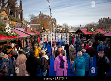 Edinburgh, Schottland, Vereinigtes Königreich. 17. November 2019. Einem langen ersten vollen Tag in der Princes Street Gardens Weihnachtsmarkt, wenn den ganzen Tag die Sonne schien, die Förderung der Massen. Stockfoto
