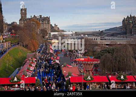 Edinburgh, Schottland, Vereinigtes Königreich. 17. November 2019. Einem langen ersten vollen Tag in der Princes Street Gardens Weihnachtsmarkt, wenn den ganzen Tag die Sonne schien, die Förderung der Massen. Stockfoto