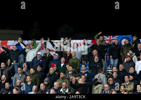 Pristina, Kosovo. 17. Nov, 2019. England Fans während der UEFA EURO 2020 Qualifikation Gruppe eine Übereinstimmung zwischen dem Kosovo und England an Fadil Vokrri Stadion am 17. November 2019 in Pristina, Kosovo. (Foto von Daniel Chesterton/phcimages.com) Credit: PHC Images/Alamy leben Nachrichten Stockfoto