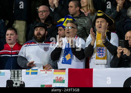 Pristina, Kosovo. 17. Nov, 2019. England Fans während der UEFA EURO 2020 Qualifikation Gruppe eine Übereinstimmung zwischen dem Kosovo und England an Fadil Vokrri Stadion am 17. November 2019 in Pristina, Kosovo. (Foto von Daniel Chesterton/phcimages.com) Credit: PHC Images/Alamy leben Nachrichten Stockfoto