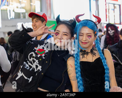 Tokyo, Japan - 31. Oktober, 2018: Zwei junge Frauen mit Halloween Kostüme in eine Straße in Tokio, Japan. Stockfoto