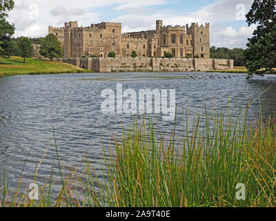 Querformat des 14.jahrhunderts Raby Castle über den See auf dem weitläufigen Gelände in der Grafschaft Durham, England, Großbritannien Stockfoto