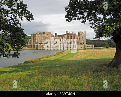 Querformat des 14.jahrhunderts Raby Castle über den See auf dem weitläufigen Gelände in der Grafschaft Durham, England, Großbritannien Stockfoto