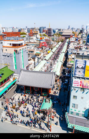 Tokio. Schrein und Sensoji-Tempel in Asakusa am Ende der Nakamise, einem überfüllten souvenir Shopping Street starrt aus dem äußeren Tor, die Kaminarimon Präfektur. Stockfoto