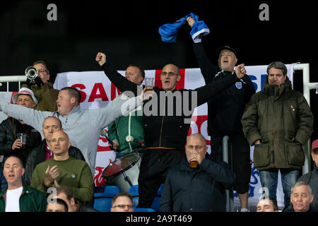 Pristina, Kosovo. 17. Nov, 2019. England Fans während der UEFA EURO 2020 Qualifikation Gruppe eine Übereinstimmung zwischen dem Kosovo und England an Fadil Vokrri Stadion am 17. November 2019 in Pristina, Kosovo. (Foto von Daniel Chesterton/phcimages.com) Credit: PHC Images/Alamy leben Nachrichten Stockfoto