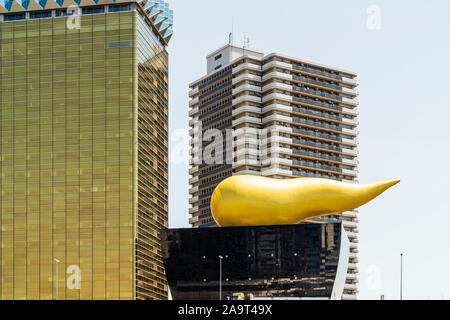 Der Asahi Brauerei schwarz Hall, aka die Asahi Super Dry Halle mit der goldenen Flamme Artwork, AKA Der Goldenen Stuhlgang, oben, neben dem Asahi Hauptquartier. Stockfoto