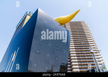 Hoch über den Viewer, der Asahi Brauerei schwarz Hall, aka die Asahi Super Dry Halle mit der goldenen Flamme Artwork, AKA Der Goldenen Stuhlgang, auf die Oberseite. Stockfoto