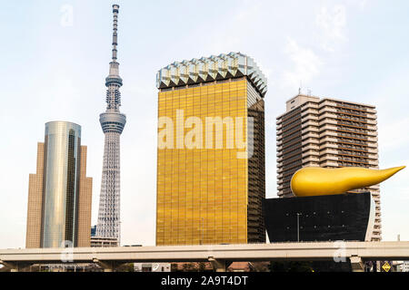 Die Tokyo Skytree gesehen von Asakusa mit dem Asahi Bier Hauptsitz, AKA Asahi Beer Hall mit dem schwarzen Brauerei und goldenen Flammen im Vordergrund. Stockfoto