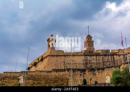 Fort Saint Michael gegen bewölkten Himmel in Senglea, Malta Stockfoto