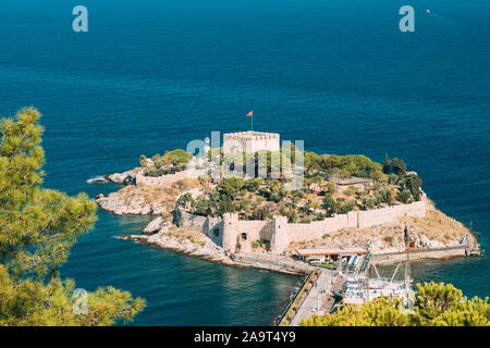 Provinz Aydin, Kusadasi, Türkei. Draufsicht des Pigeon Island. Alte 14.-15. Jahrhundert Festung auf guvercin Adasi in die Ägäis. Bird Island. Stockfoto