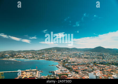 Kusadasi Aydin, Provinz Adana, Türkei. Waterfront und Kusadasi Stadtbild im sonnigen Sommertag. Blick auf die Skyline von Kusadasi an der Ägäischen Küste, Turke Stockfoto