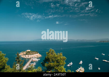 Provinz Aydin, Kusadasi, Türkei. Draufsicht des Pigeon Island. Alte 14.-15. Jahrhundert Festung auf guvercin Adasi in die Ägäis. Bird Island. Stockfoto