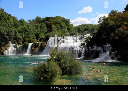 Badende an den untersten Wasserfällen von Skradinski Buk, Krka Nationalpark, Sibenik, Dalmatien, Kroatien, KEINE MODEL RELEASE VERTRÄGE VORHANDEN Stockfoto