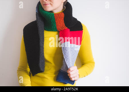 Hübsche junge Frau trägt einen Schal stricken Stockfoto