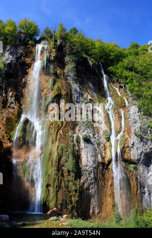 Kaskaden des höchsten Wasserfalls Veliki Slap/Die große Waterfallim Nationalpark Plitvicer Seen/Nacionalni Park Plitvicer Seen oder Plitvice, Kroa Stockfoto