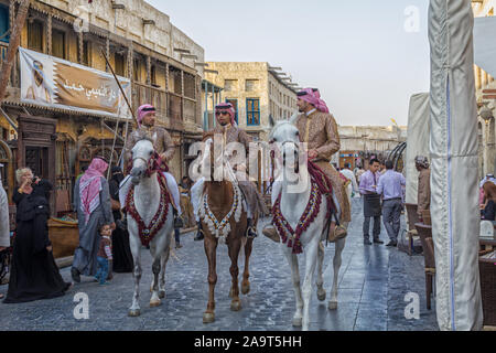 Doha-Qatar, Januar 24,2013: Souk Waqif in Doha Katar Hauptstraße Tageslichtansicht mit traditionellen Wachen Reiten Pferde und Menschen zu Fuß Stockfoto