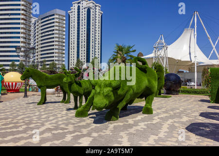 Grosny, Tschetschenien, Russland - 12 August, 2019: Grün Tier Skulpturen und dekorative Bögen in den Flower Park in der Mitte der südlichen Cit Stockfoto