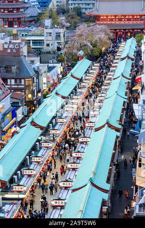 Tokio. Schrein und Sensoji-Tempel in Asakusa und Pagode am Ende der Nakamise, einem überfüllten souvenir Shopping Straße die zum zweiten Tor. Blaue Stunde. Stockfoto