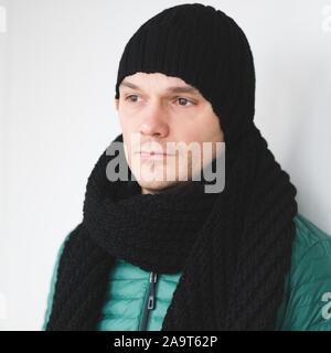 Cool mann im winter Mode. Das Tragen von Schal und Mütze stricken Stockfoto