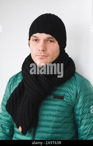 Cool mann im winter Mode. Das Tragen von Schal und Mütze stricken Stockfoto