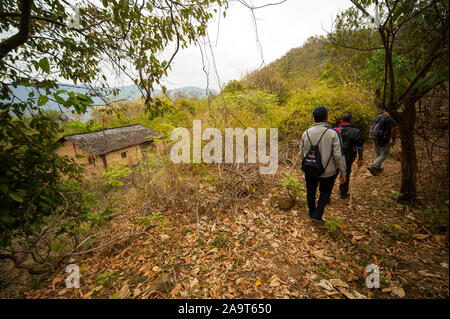 Zu Fuß durch die verlassenen Thak Dorf, berühmt durch Jim Corbett im Buch menschenfresser von Kumaon, Kumaon Hügel, Uttarakhand, Indien Stockfoto