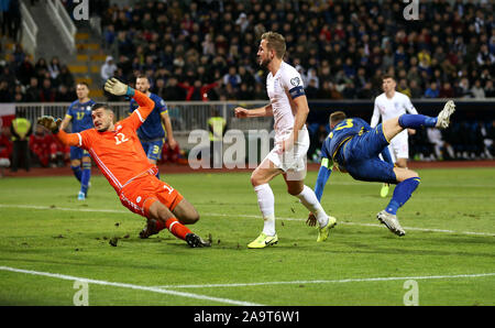 England's Harry Kane scores zweites Ziel seiner Seite des Spiels während der UEFA EURO 2020 Qualifikationsspiel am Fadil Vokrri Stadion, Pristina. Stockfoto