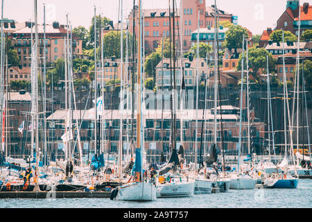 Stockholm, Schweden, 28. Juni 2019: Steg mit vielen günstig Yachten im Sommer Segeln Regatta im sonnigen Tag. Stockfoto