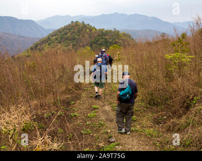 Zu Fuß durch die verlassenen Thak Dorf, berühmt durch Jim Corbett im Buch menschenfresser von Kumaon, Kumaon Hügel, Uttarakhand, Indien Stockfoto