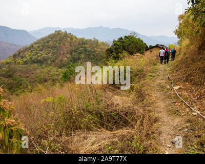 Zu Fuß durch die verlassenen Thak Dorf, berühmt durch Jim Corbett im Buch menschenfresser von Kumaon, Kumaon Hügel, Uttarakhand, Indien Stockfoto