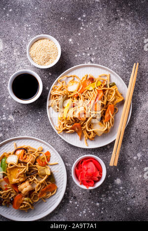 Asiatische Nudeln mit Garnelen und Gemüse Stockfoto