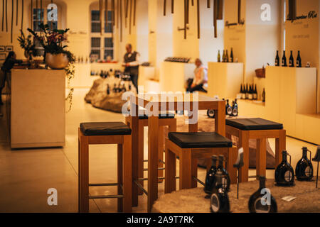 Innerhalb der Wein Herstellung Shop taatlicher Hofkeller Würzburg". Mit Weiß- und Rotwein in Flaschen. Stockfoto