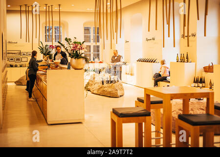 Innerhalb der Wein Herstellung Shop taatlicher Hofkeller Würzburg". Mit Weiß- und Rotwein in Flaschen. Stockfoto