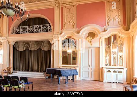 Luxus Ballsaal mit alten Klavier. Stockfoto