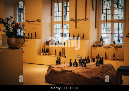 Innerhalb der Wein Herstellung Shop taatlicher Hofkeller Würzburg". Mit Weiß- und Rotwein in Flaschen. Stockfoto