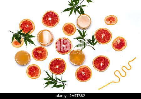 Grapefruitsaft mit Marihuana mit fruchtschnitten auf Weiß flach Stockfoto