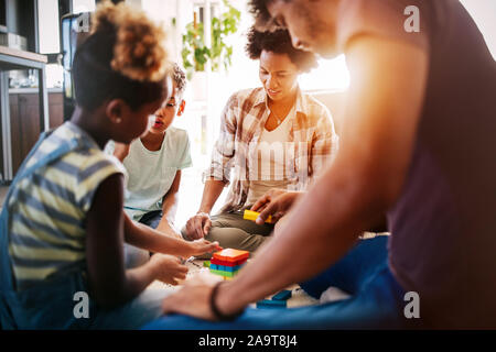 Gerne schwarze Familie, die Spiel zusammen zu Hause Stockfoto