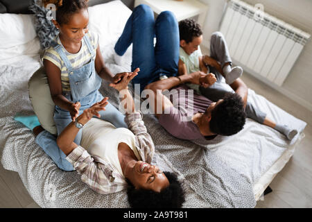 Gerne schwarze Familie Spaß mal zu Hause Stockfoto