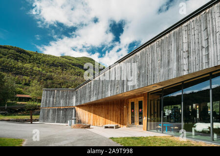 Borgund, Norwegen - 14. Juni 2019: Visitor Center in der Nähe von einem alten hölzernen Stavkirke dreischiffige Hallenkirche Stabkirche im Sommer Tag. Stockfoto