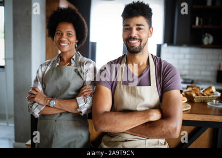 Portrait von glücklichen Köche in der Küche. Gesundes Essen, Kochen, Leute, Küche Konzept Stockfoto