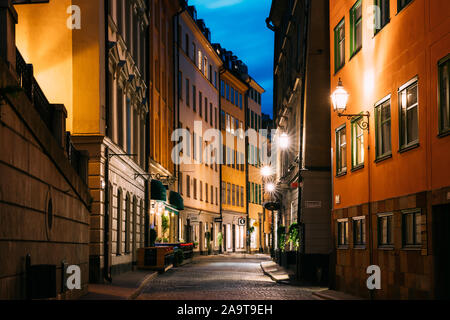 Stockholm, Schweden - 29. Juni 2019: Nacht Blick auf traditionelle Stockholmer Straße. Wohngebiet, gemütliche Straße in der Innenstadt. Osterlanggatan Straße in Hi Stockfoto