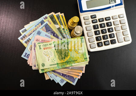 Geschäftskonzept, rumänische Währung auf Schwarz. LEI, Banknoten, Münzen und Rechner Stockfoto