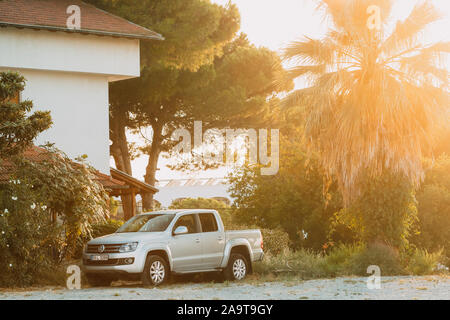 Kuşadası, Türkei - September 12, 2019: Grau Volkswagen Amarok Pickup truck in der Landschaft im Sommer Sonnenuntergang geparkt. Stockfoto