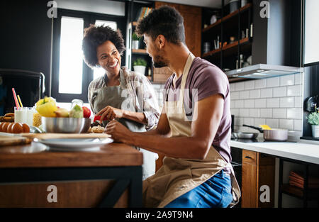 Glückliches Paar Vorbereitung gesundes Essen in der Küche Stockfoto