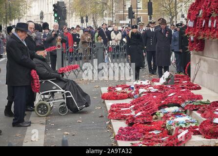 London, Großbritannien. 17. Nov, 2019. Sir Malcolm Rifkind, Oberrabbiner Ephraim Mirvis und der rechten Gottesverehrung Oberbürgermeister von Westminster - Ratsmitglied Ruth Bush, nehmen an der jährlichen AJEX (Verband der Jüdischen beim Kreis und Frauen) Gedenkkundgebung & Parade in Whitehall, London. Credit: Brian Minkoff/Alamy leben Nachrichten Stockfoto