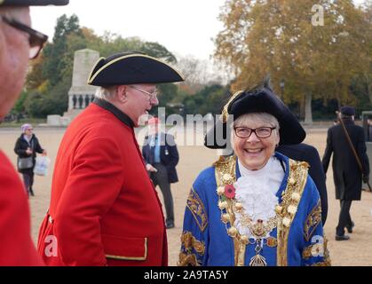 London, Großbritannien. 17. Nov, 2019. Sir Malcolm Rifkind, Oberrabbiner Ephraim Mirvis und der rechten Gottesverehrung Oberbürgermeister von Westminster - Ratsmitglied Ruth Bush, nehmen an der jährlichen AJEX (Verband der Jüdischen beim Kreis und Frauen) Gedenkkundgebung & Parade in Whitehall, London. Credit: Brian Minkoff/Alamy leben Nachrichten Stockfoto